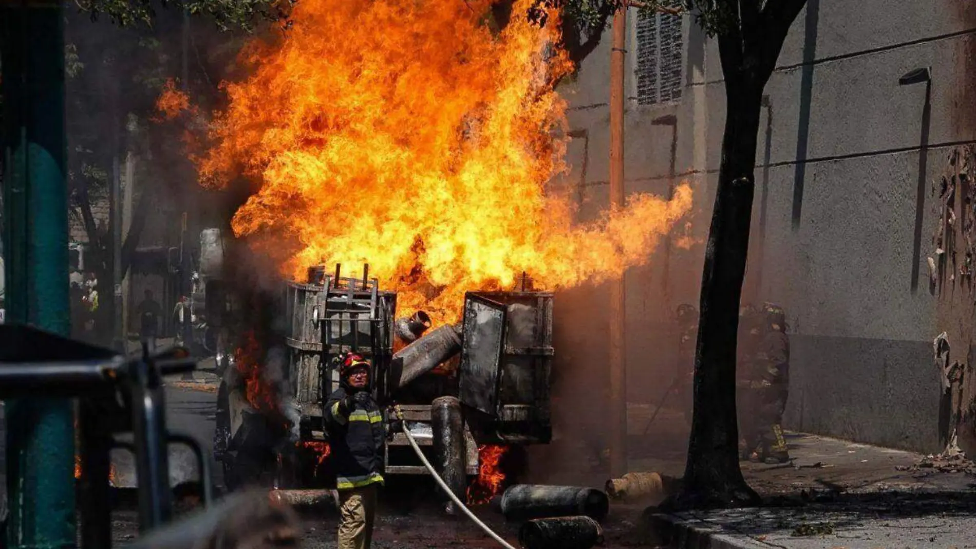 Incendio camion de gas en Tlalpan_1